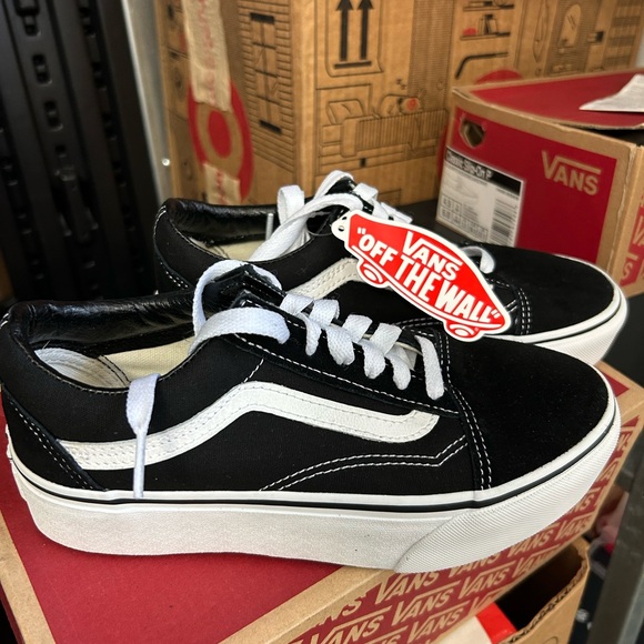 NWT Vans Classic Old Skool platform, Black/White Sneakers - Picture 1 of 3